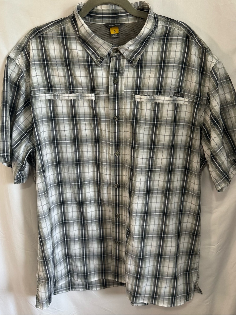 Eddie Bauer Men's Black and Gray Plaid Short-Sleeve Button-Down Shirt